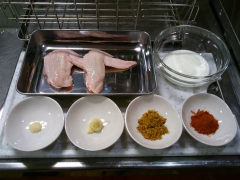 鶏肉とヨーグルト、スパイスを準備。